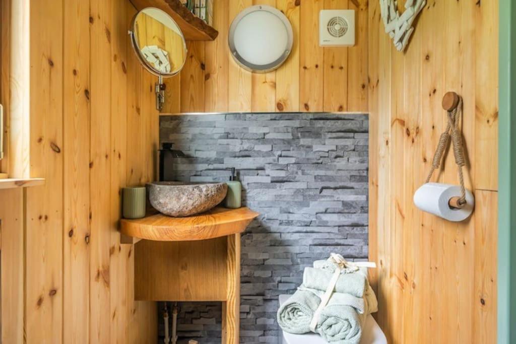 Spinney Retreats - 2 X Unique Shepherds Huts Dog Friendly Northampton Exterior photo