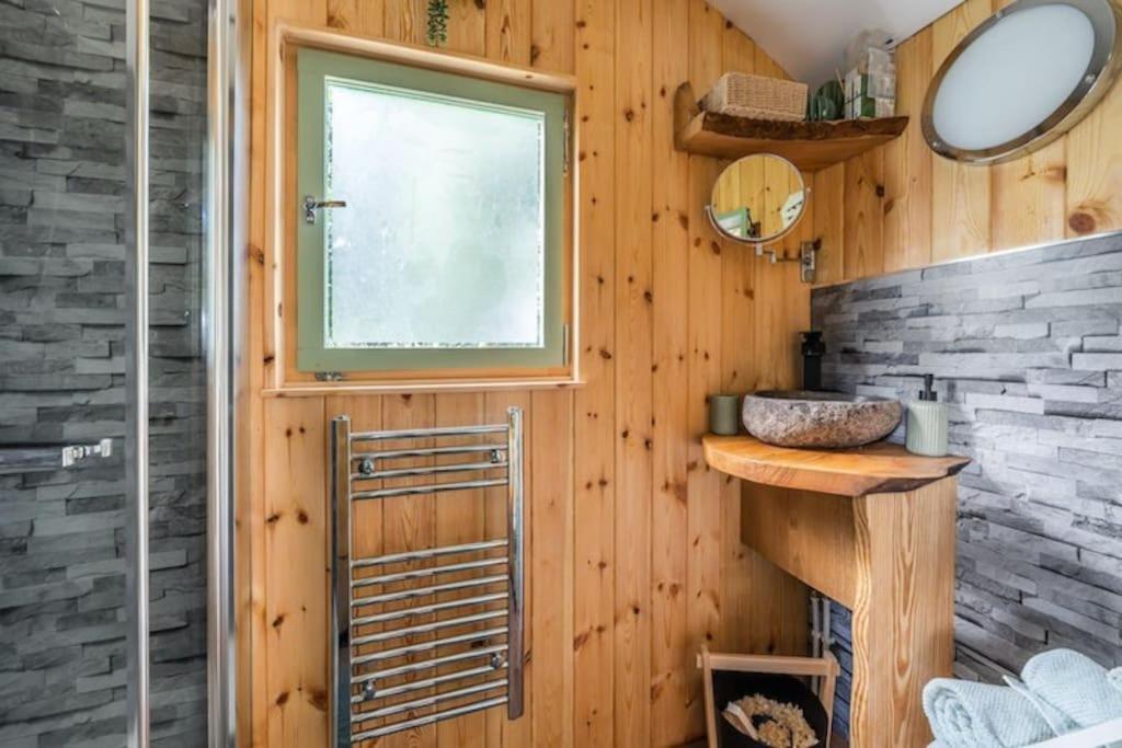 Spinney Retreats - 2 X Unique Shepherds Huts Dog Friendly Northampton Exterior photo